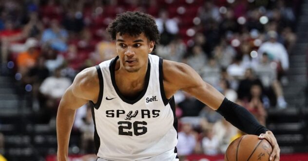 Dominick Barlow is returning to the Spurs on a two-way contract