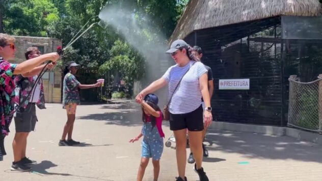 San Antonio Zoo is offering unlimited, free drinks to help visitors beat Texas heat