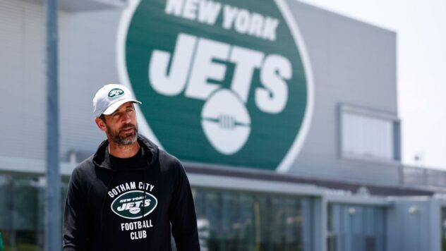 Source: Rodgers takes $33M pay cut in Jets deal