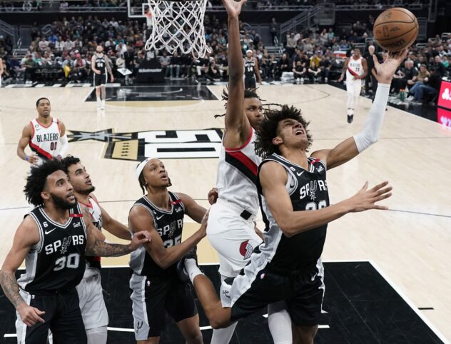 Spurs re-sign Dominick Barlow to two-way contract