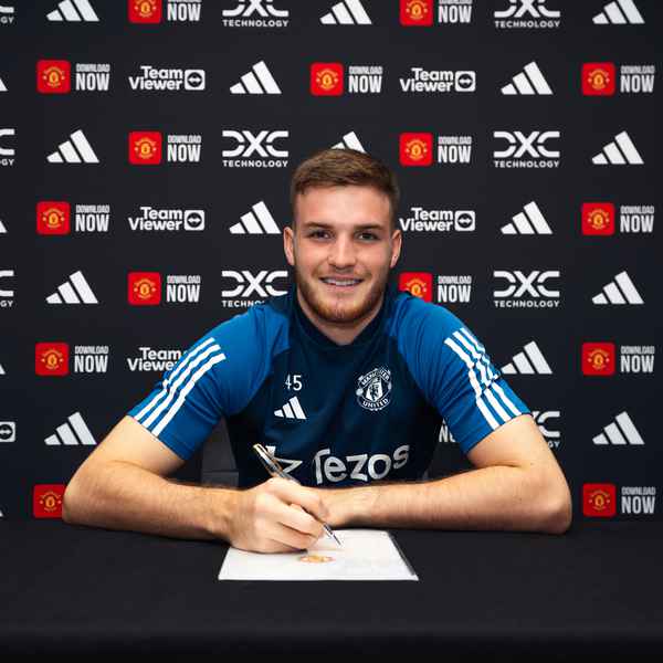 Dermot Mee signs new United deal