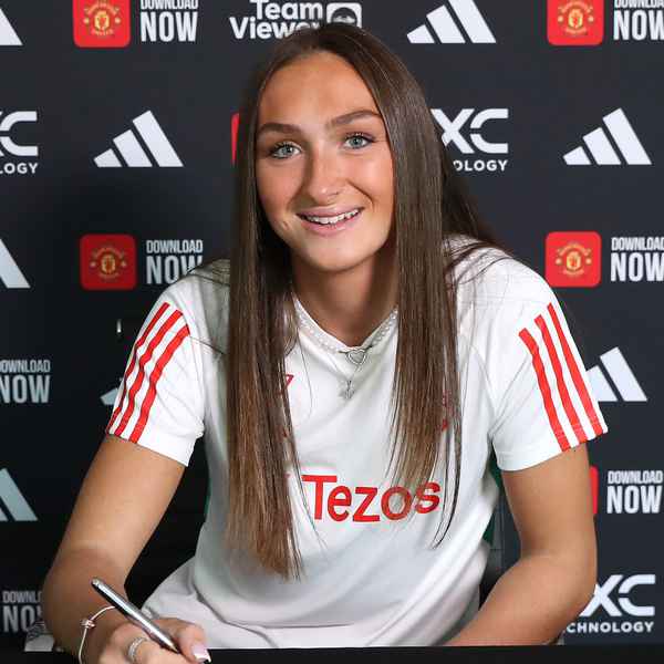 Keira Barry signs first professional contract