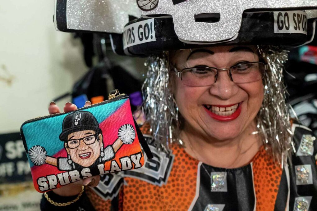 Open Thread: Spurs Superfan makes the trek to Hall of Fame