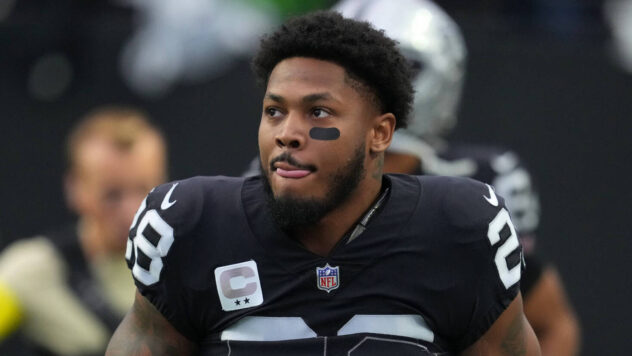 Raiders clear major hurdle by agreeing to reworked deal with All-Pro