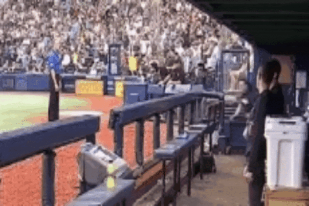 Yankees’ Tommy Kahnle trips, rolls onto field when benches clear