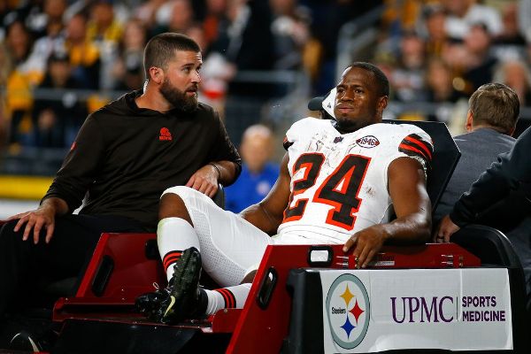 Browns RB Chubb carted off after knee injury