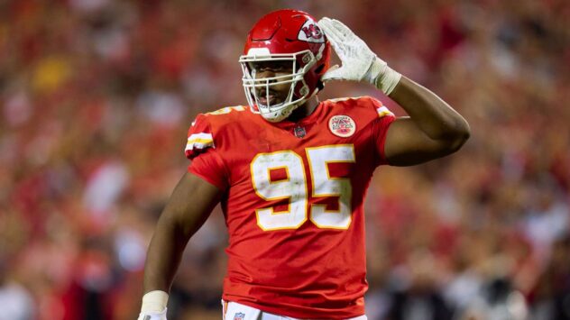 Chiefs' Jones ends holdout, agrees to 1-year deal