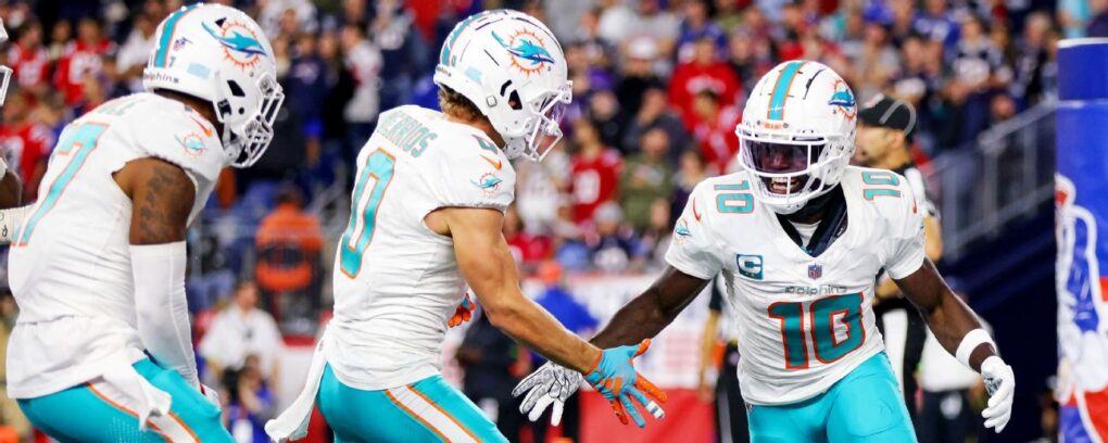 Hill, Mostert TDs have Dolphins up two scores over Patriots