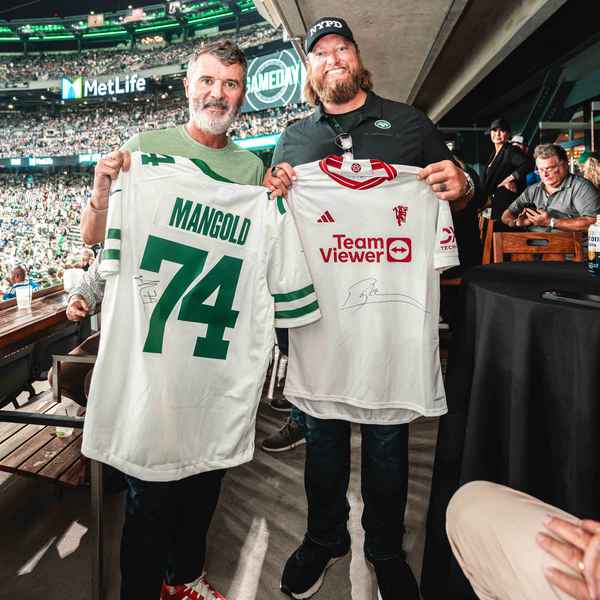 Keane exchanges United shirt with ex-NFL star
