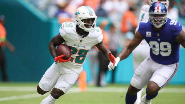 Fins' Achane evaluated for knee injury; status TBD