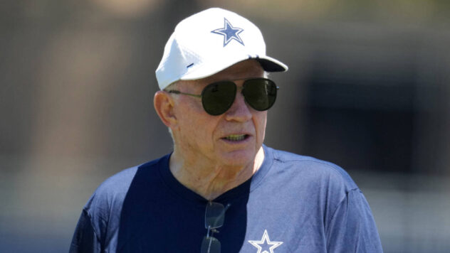 Cowboys owner Jerry Jones dreaming of home playoff game after another dominant win