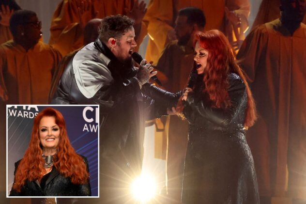 Wynonna Judd’s CMA Awards 2023 performance leaves fans worried: She’s ‘holding on for dear life’