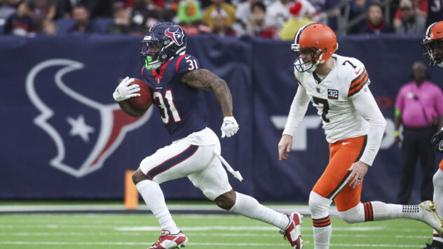 Browns’ Dustin Hopkins injured trying to chase down Texans’ Dameon Pierce on 98-yard kickoff return TD
