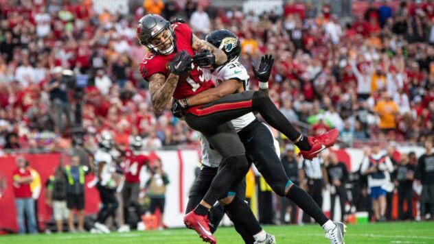 Buccaneers rout Jaguars to stay on top in division race