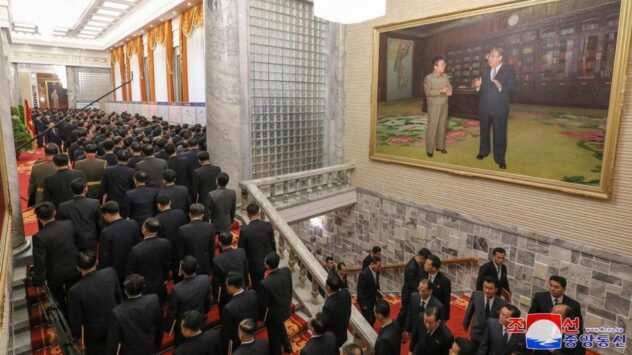 North Korean elites attend year-end ceremony in expensive Mercedes sedans, despite luxury goods ban