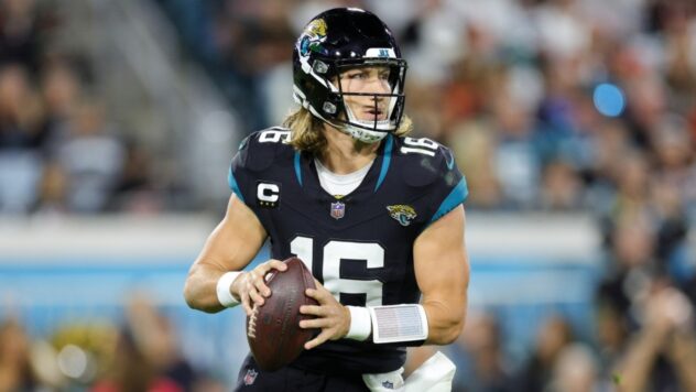 Report: Trevor Lawrence suffered sprained throwing shoulder late vs. Buccaneers