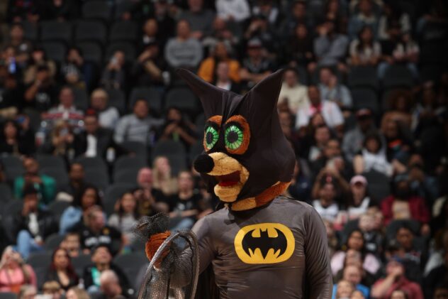 Open Thread: Spurs game halted because a bat was flying close enough to bump into Victor Wembanyama