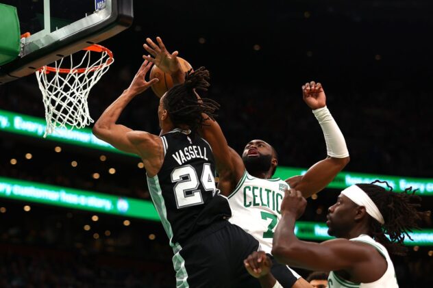 Spurs can’t contain Celtics in another uneven performance