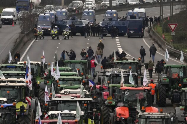 Traffic-blocking farmers now closing in on EU capital in a protest seeking better market conditions