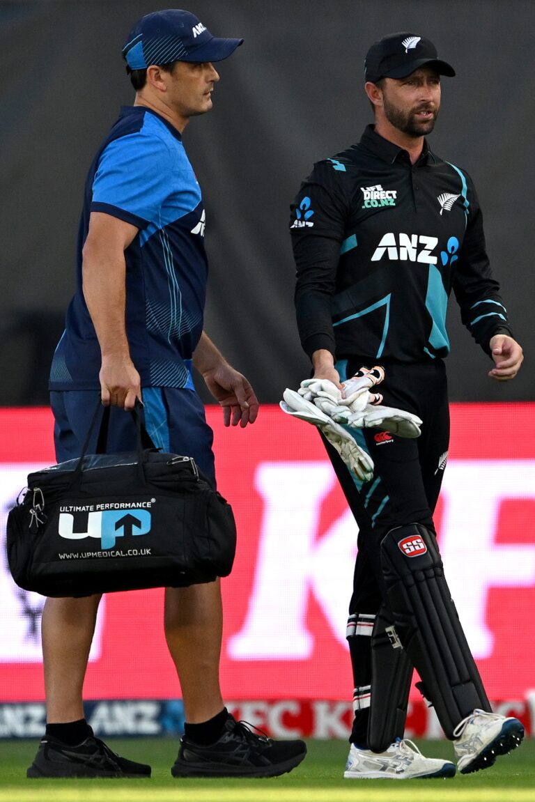 Conway cleared of 'obvious fracture', but remains a doubt for third T20I