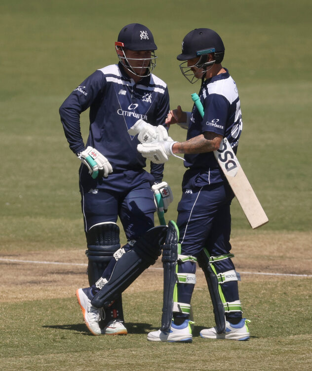 Hunt suffers nasty injury as Victoria miss bonus point but move top