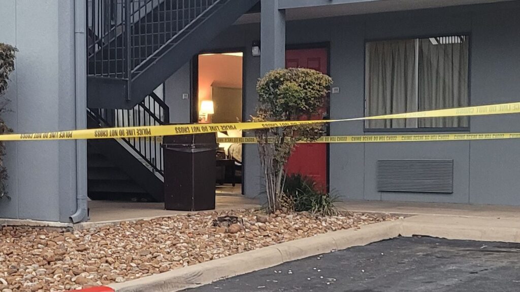 Man found stabbed at Northwest Side motel may have been robbery victim, police say