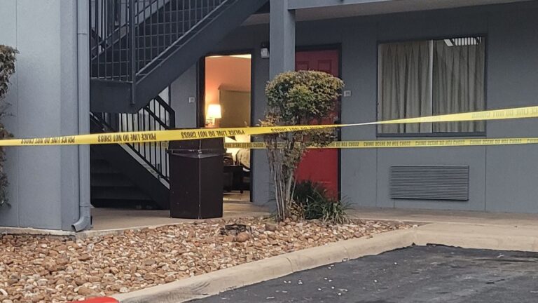 Man found stabbed at Northwest Side motel may have been robbery victim, police say