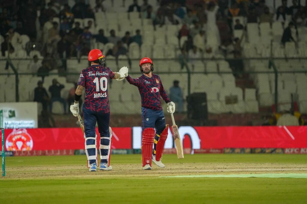 Munro's 47-ball 82 helps Islamabad United ace 166 chase
