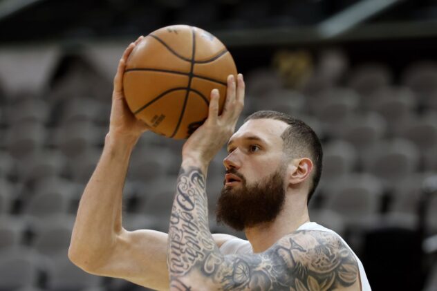 Open Thread: Check out Manu’s full court no-look shot