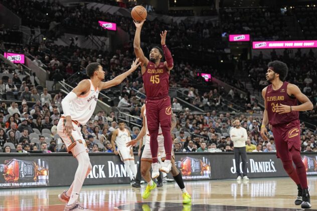 Spurs run out of gas in loss to Cavs in final home game before Rodeo Road Trip