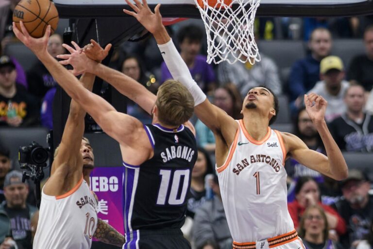 Spurs’ starters all log double-digits in late loss to Kings