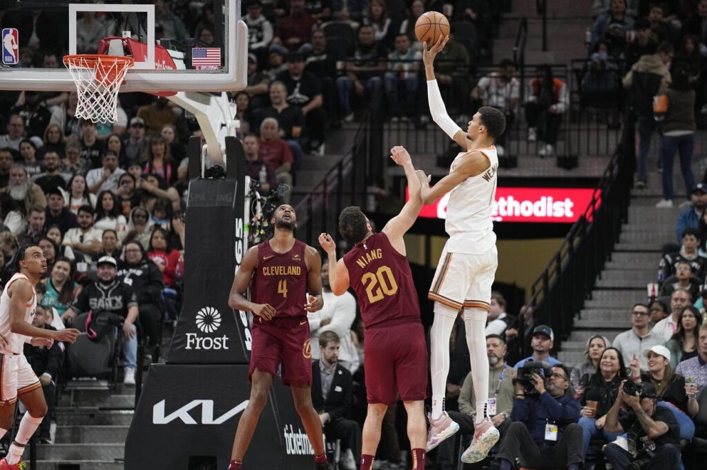 Standout plays from the Spurs’ loss to the Cavaliers