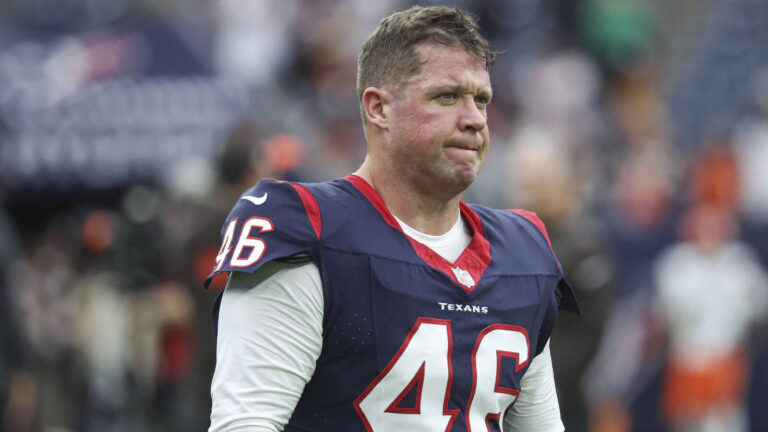 Texans bringing back their longest-tenured player for 15th season