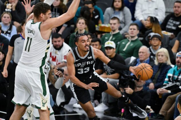 VIDEO: Tre Jones shares adorable moment with his daughter and nephew
