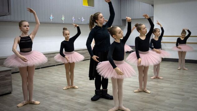 Ballet in Ukrainian bomb shelter allows escape from the horrors of war