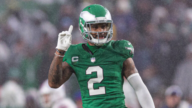 Eagles CB Darius Slay shares harsh criticism of Philly fans
