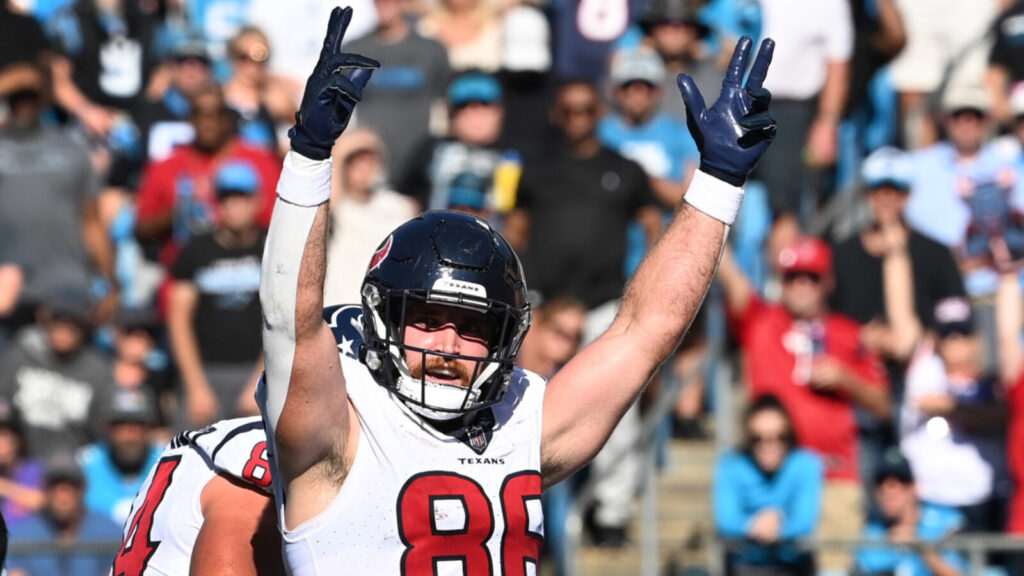 Houston Texans tight end Dalton Schultz compares playing for the Dallas Cowboys to a zoo