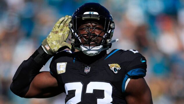 Jaguars bring back league's leading tackler on contract extension