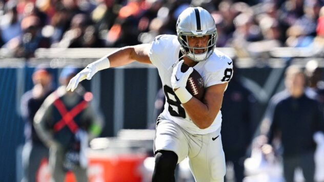 New Patriots TE has humorous take on quarterback uncertainty