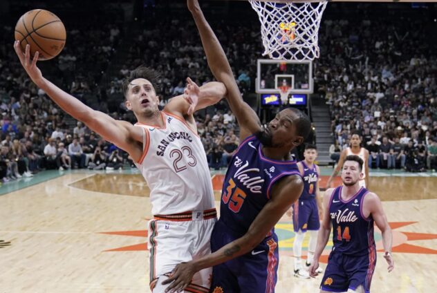 Sochan, Vassell lead Spurs past Suns 104-102 as injured Wembanyama watches from sidelines