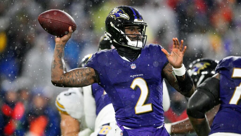 Source: Browns add Huntley as 4th QB on roster