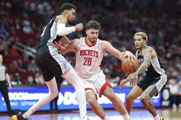 Spurs’ road woes return in sloppy loss to the Rockets