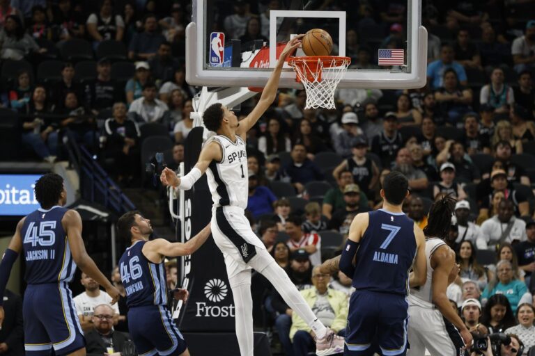 Spurs roar back, but fall short against Grizzlies