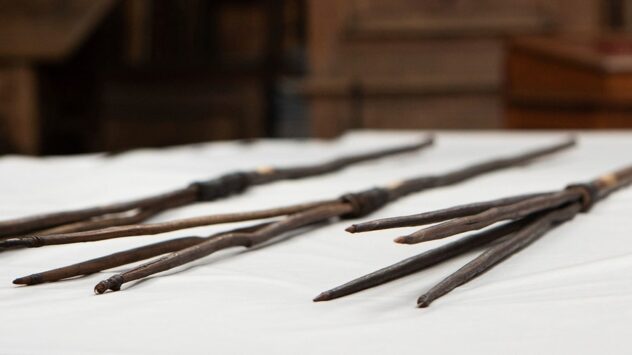 Aboriginal spears in England have been returned to Australia's Indigenous people after repatriation request