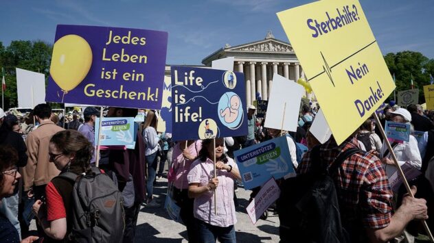 Abortion in Germany should be decriminalized during pregnancy's first 12 weeks, commission says