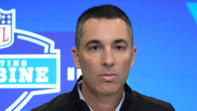 Are the Raiders split on whether to move up for quarterback in draft?