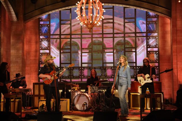Chris Stapleton Performs “White Horse” and “Mountains of My Mind” on Saturday Night Live: Watch