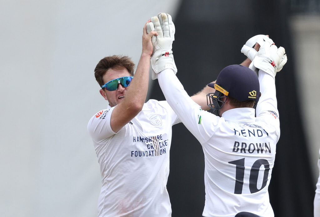Fletcha Middleton, Nick Gubbins grind as Hampshire reply slowly to Warwickshire's 455