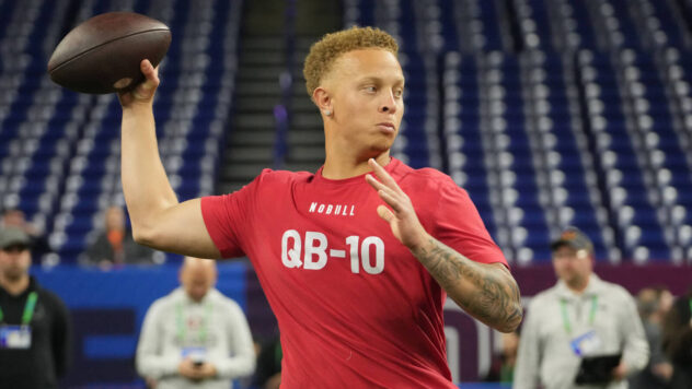 Las Vegas Raiders Predicted To Add Surprising Quarterback