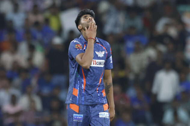 Mayank walks off field after 3.1 overs under injury cloud